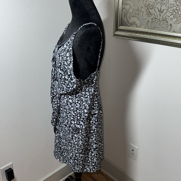 HYFVE black white floral print crossed bodice overlay dress Sz L - Picture 2 of 5